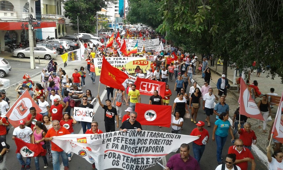 Protesto seguiu da Praça Rio Branco até a avenida Frei Serafim (Foto: Gilcilene Araújo/G1)