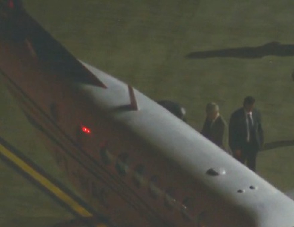 Michel Temer (MDB) embarca em avião cedido por Ibaneis Rocha (MDB) — Foto: TV Globo/Reprodução
