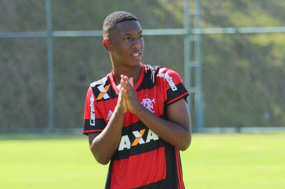 Zero política, febre nas redes e futuro no futebol: Marx Lenin, a promessa do Fla