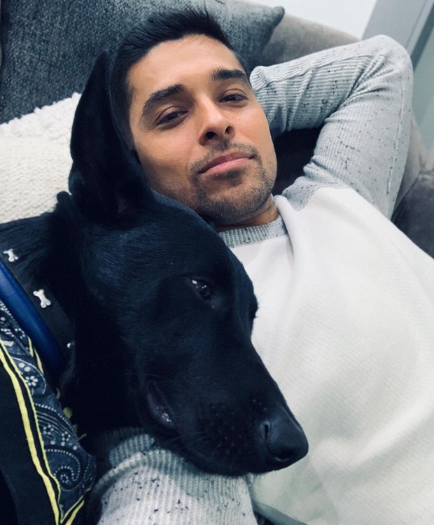 Wilmer Valderama com Marrok, seu cachorro (Foto: Reprodução / Instagram)