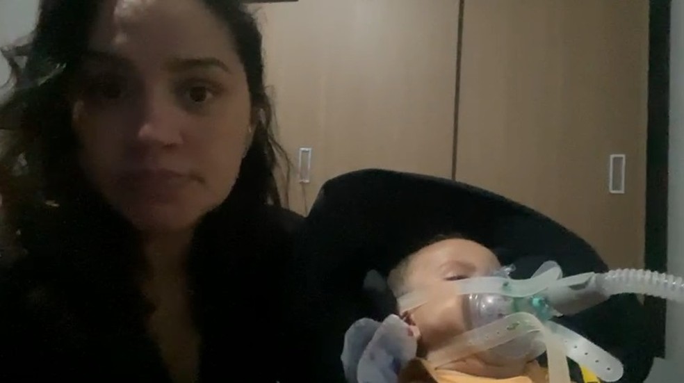 Karina contou como foi a saga para chegar em casa e colocar Guilherme, de 10 meses, no respirador.  — Foto: Reprodução/Instagram