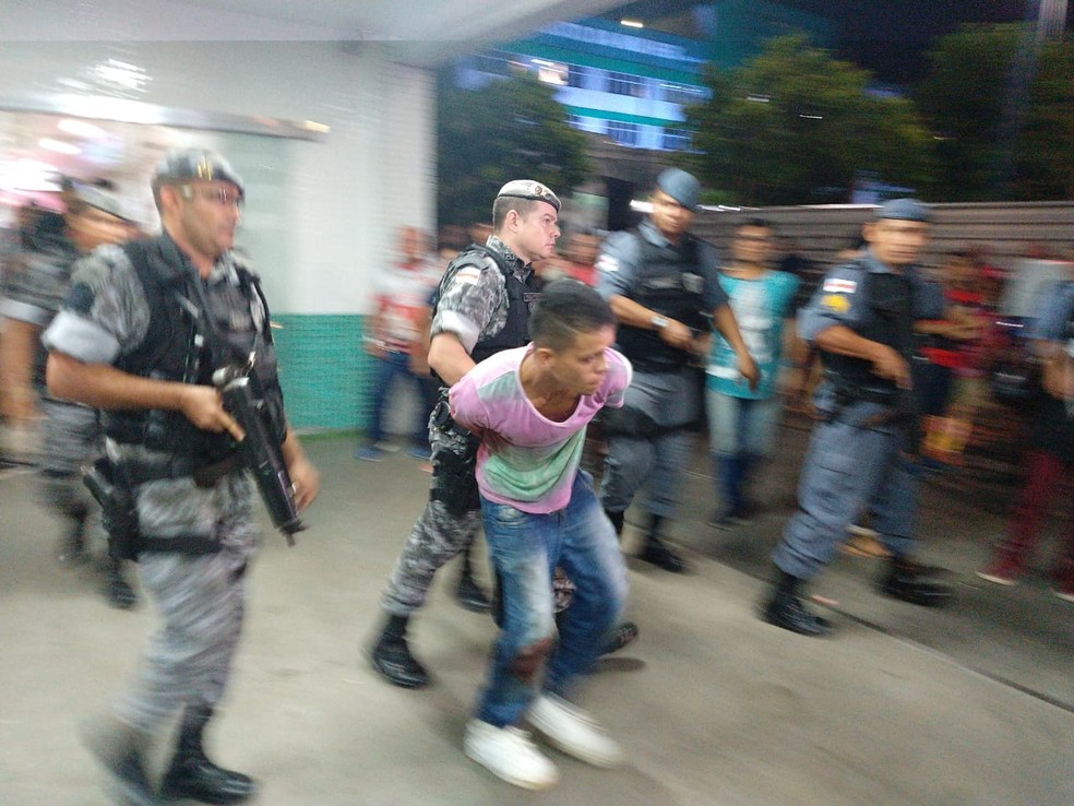 Everton Lima foi preso no 28 de Agosto após atentado e colocado em viatura com outros dois suspeitos — Foto: Indiara Bessa/G1 Amazonas