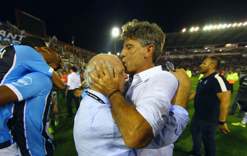 Renato Portalupi com Romildo Bolzan  (Foto: Lucas Uebel / Grêmio, DVG)