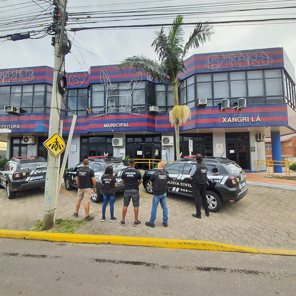 Agentes da Polícia Civil na sede da Prefeitura de Xangri-Lá — Foto: PC/Divulgação