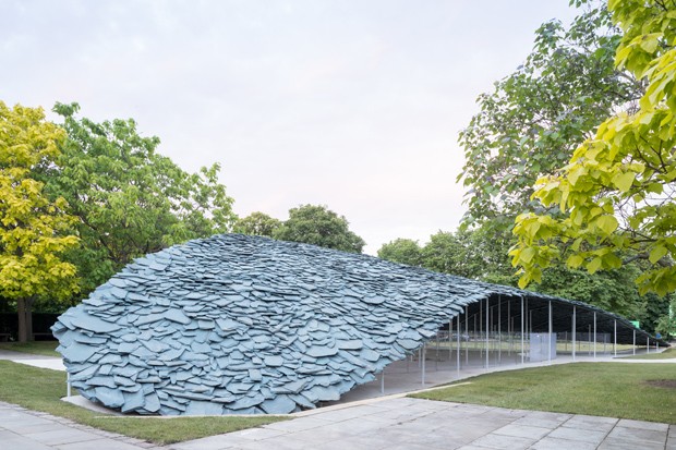 Pavilhão da galeria Serpentine lembra uma colina feita de ardósia  (Foto:  FOTOS IWAN BAAN / DIVULGAÇÃO)