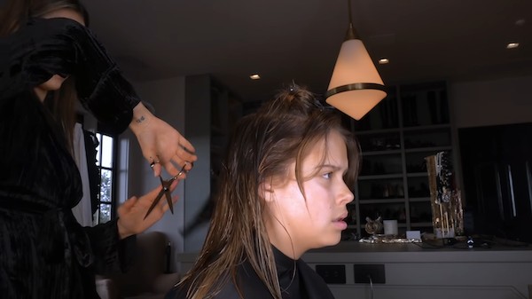 A atriz jessica Alba cortando o cabelo da filha (Foto: YouTube)