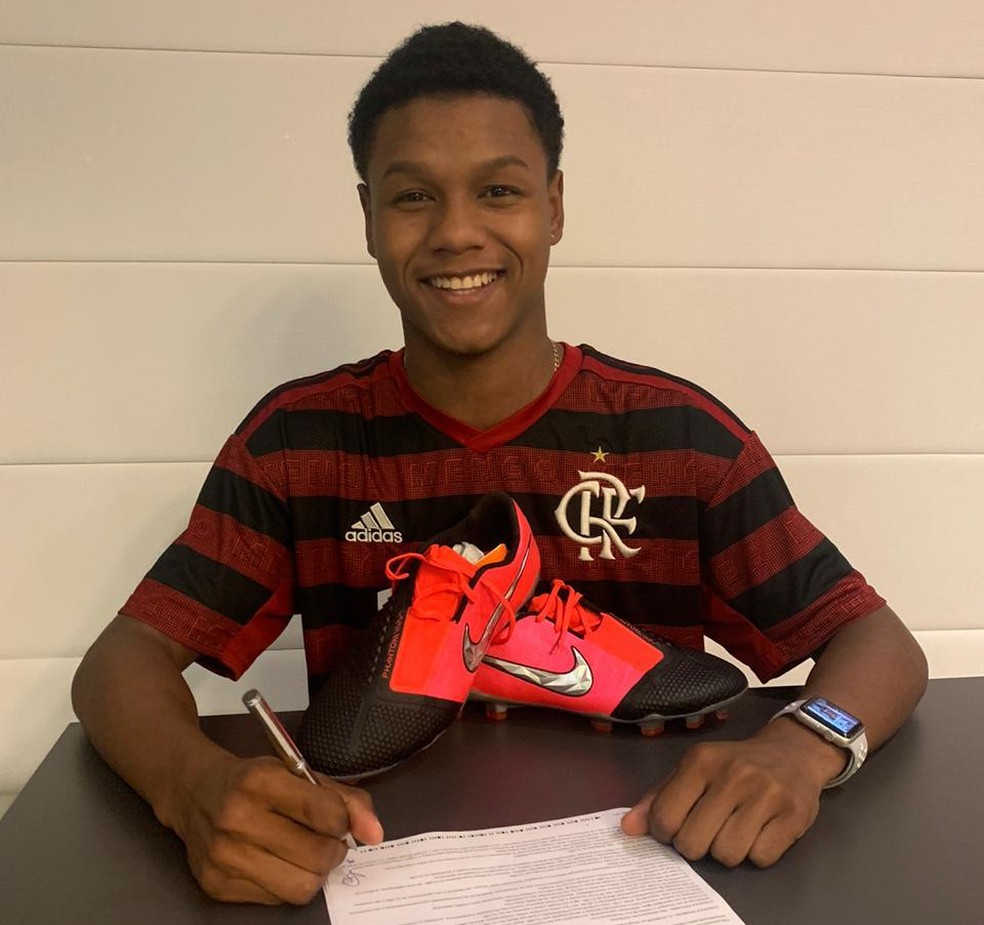 Matheus Fran&ccedil;a assina primeiro contrato profissional &mdash; Foto: Arquivo pessoal