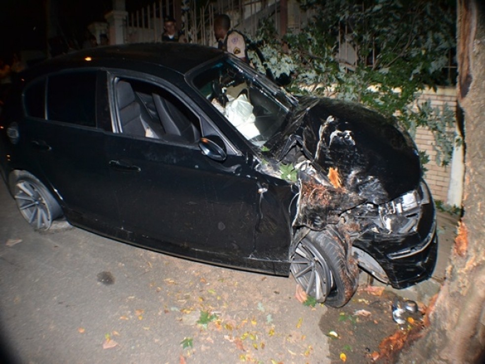 Carro ficou danificado em acidente em Muriaé (Foto: Rádio Muriaé)