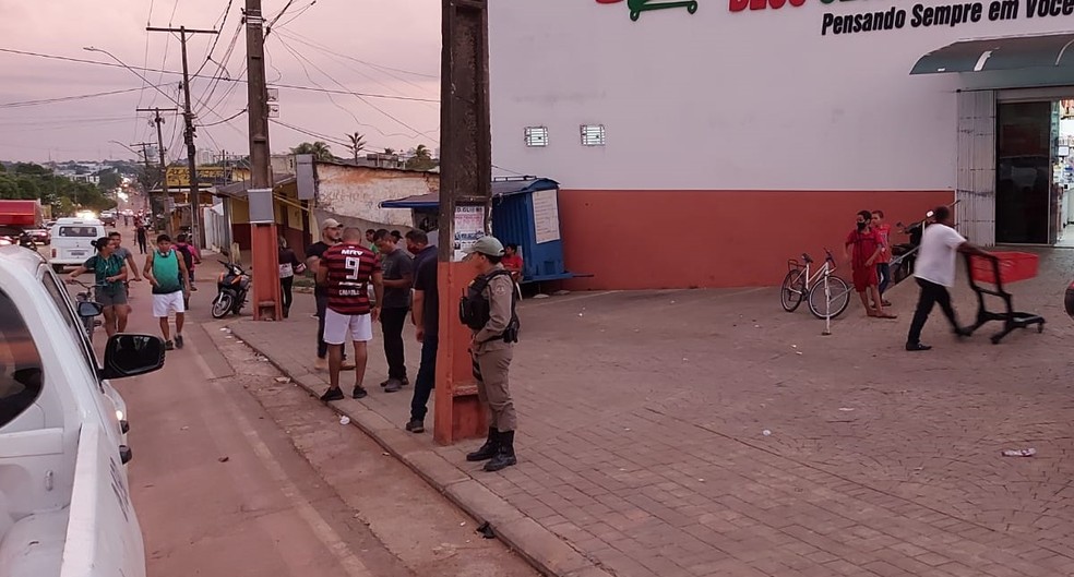 Policial aposentado é ferido ao reagir a assalto e trocar tiros com bandidos em supermercado de Rio Branco — Foto: Murilo Lima/Rede Amazônica