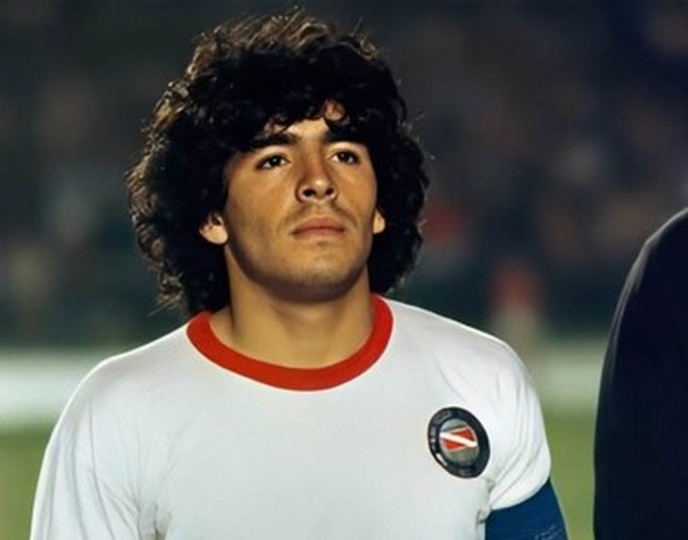 Maradona com a camisa do Argentinos Juniors — Foto: Divulgação / Argentinos Juniors