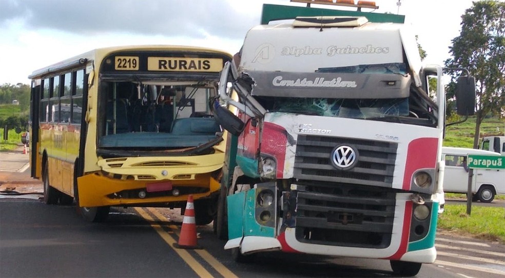 Colisão envolveu ônibus e caminhão em Parapuã (SP) — Foto: Cristiano Nascimento/Jornal Cidade Aberta