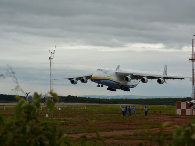 Antonov pousa com garoa em Campinas (Foto: Roberta Steganha/ G1)