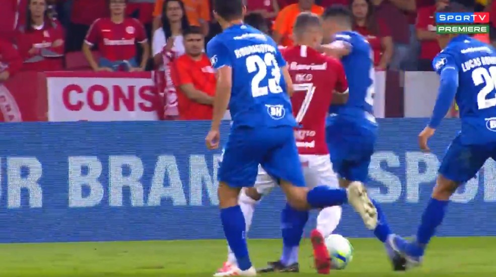 Cotovelada de Edílson, do Cruzeiro, em Nico López, Internacional x Cruzeiro — Foto: reprodução/vídeo