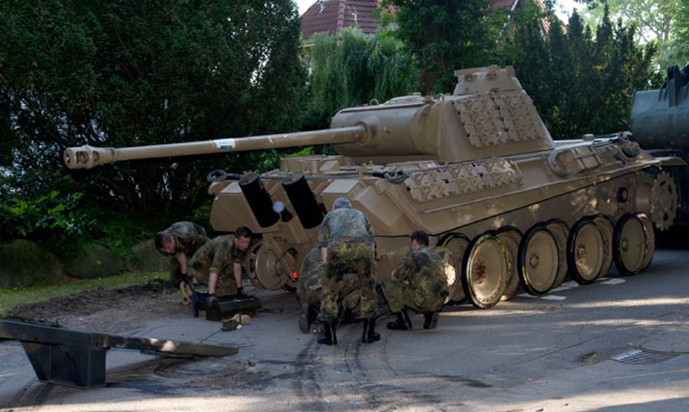 Tanque Panther, de 45 toneladas, deu trabalho aos homens do exército que tiveram de apreendê-lo — Foto: Carsten Rehder/DPA via AP