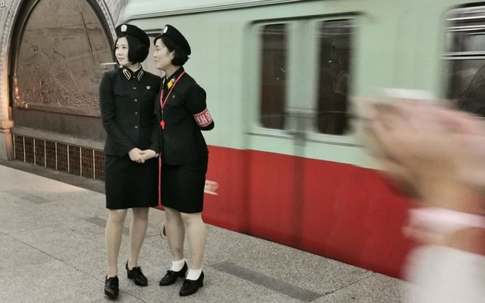 Funcionárias do metrô de Pyongyang na plataforma de uma estação — Foto: Reprodução/Instagram/Zoe Stephens