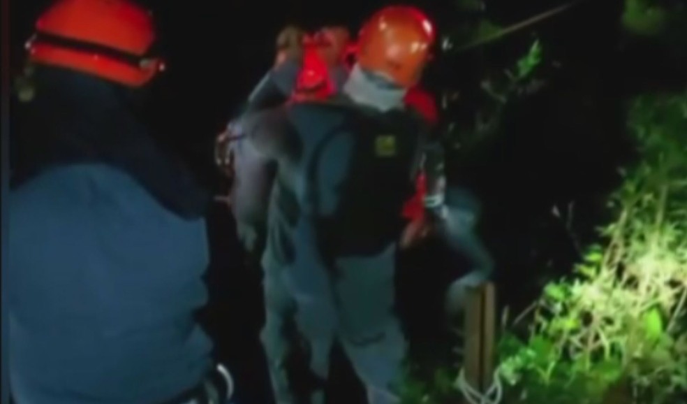 Bombeiros resgataram seis pessoas em trilha em Itanhaém; duas vítimas ainda estão desaparecidas — Foto: Reprodução/Corpo de Bombeiros