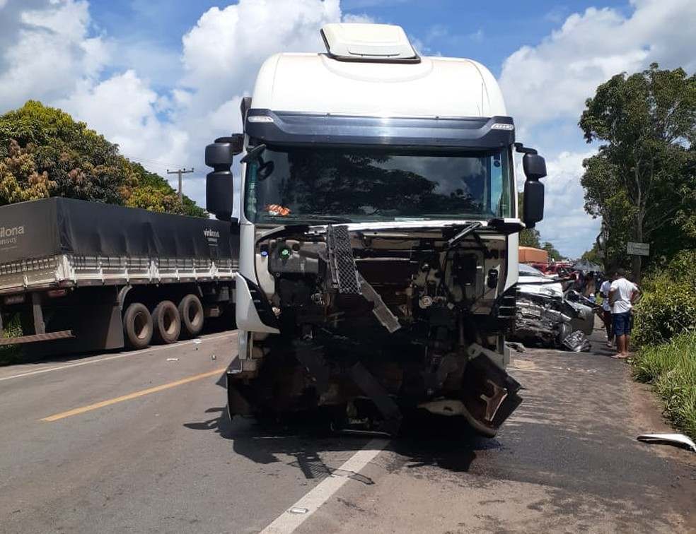 Homem morre após colisão entre caminhonete e carreta na BR-135, no Maranhão — Foto: Divulgação/PRF