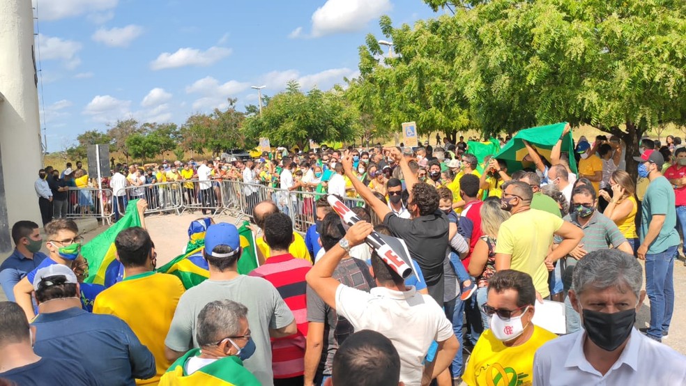 Apoiadores de Bolsonaro se aglomeraram no Aeroporto de Mossoró à espera do presidente — Foto: Isaiana Santos/Inter TV Costa Branca