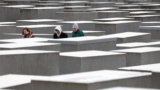 Pessoas visitam o Memorial aos Judeus Assassinados da Europa (Memorial do Holocausto) após a queda de uma nevasca em Berlim.  — Foto: Odd ANDERSEN / AFP