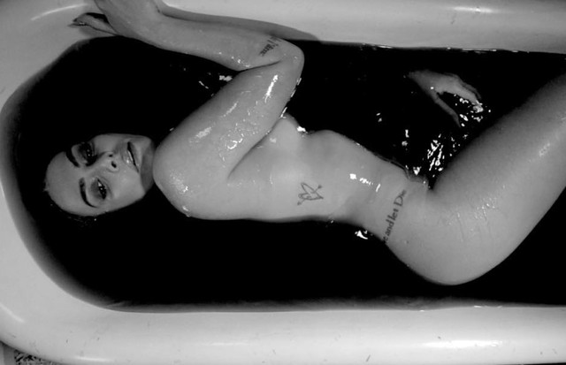 Cleo sensualiza completamente nua na banheira (Foto: Reprodução/Instagram)