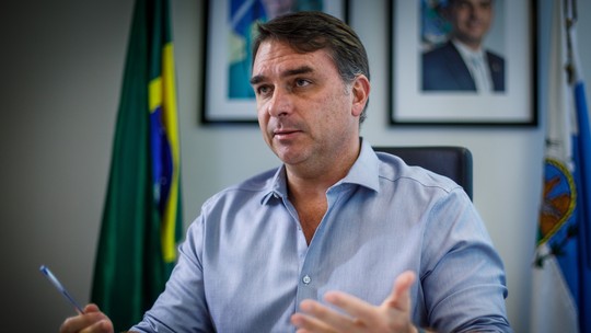 Flávio Bolsonaro processa youtuber por vídeo que insinua elo com 8 de janeiro