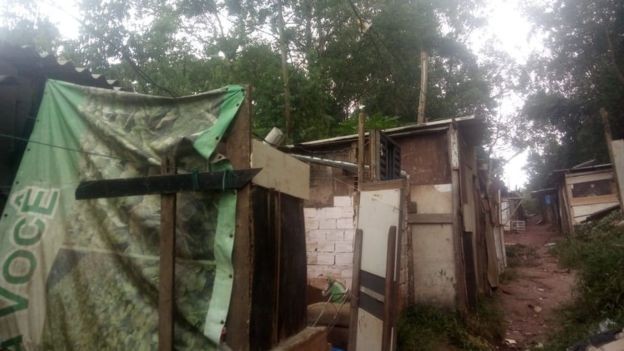 BBC: Favela onde família de André Luiz Ladanyi vive não tem saneamento básico (Foto: Arquivo pessoal via BBC)