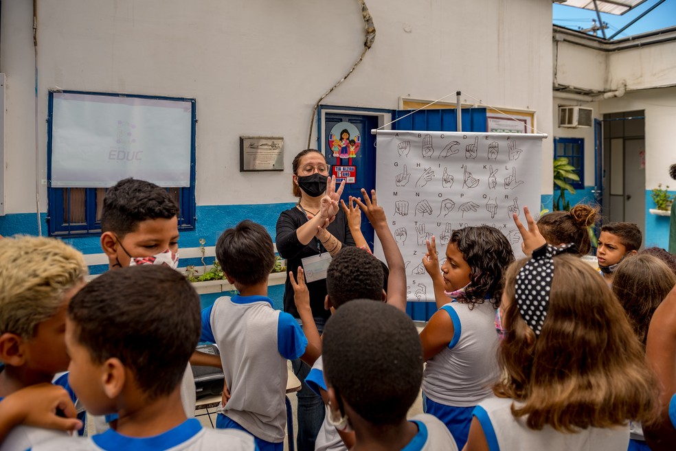 Estudantes de escola pública numa aula sobre a língua de sinais — Foto: Divulgação / Foto de RCampanario 