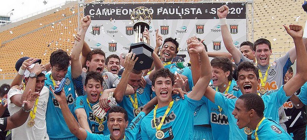 File:Campeonato Paulista Sub20- São Caetano 2 x 1 Santos FC - 48105583503 -  Alex.jpg - Wikipedia