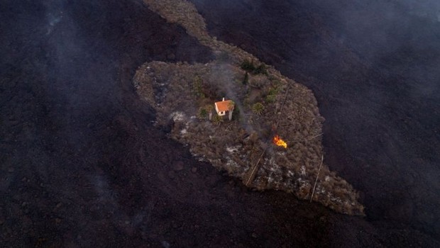 BBC- A residência está sendo chamada de 'casa milagrosa' por ter escapado da lava do vulcão (Foto: Alfonso Escalero via BBC)