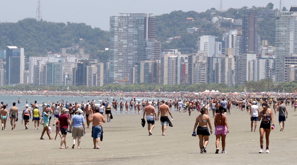 Praias têm movimento intenso em Santos, SP, em sábado de sol — Foto: Vanessa Rodrigues/Jornal A Tribuna