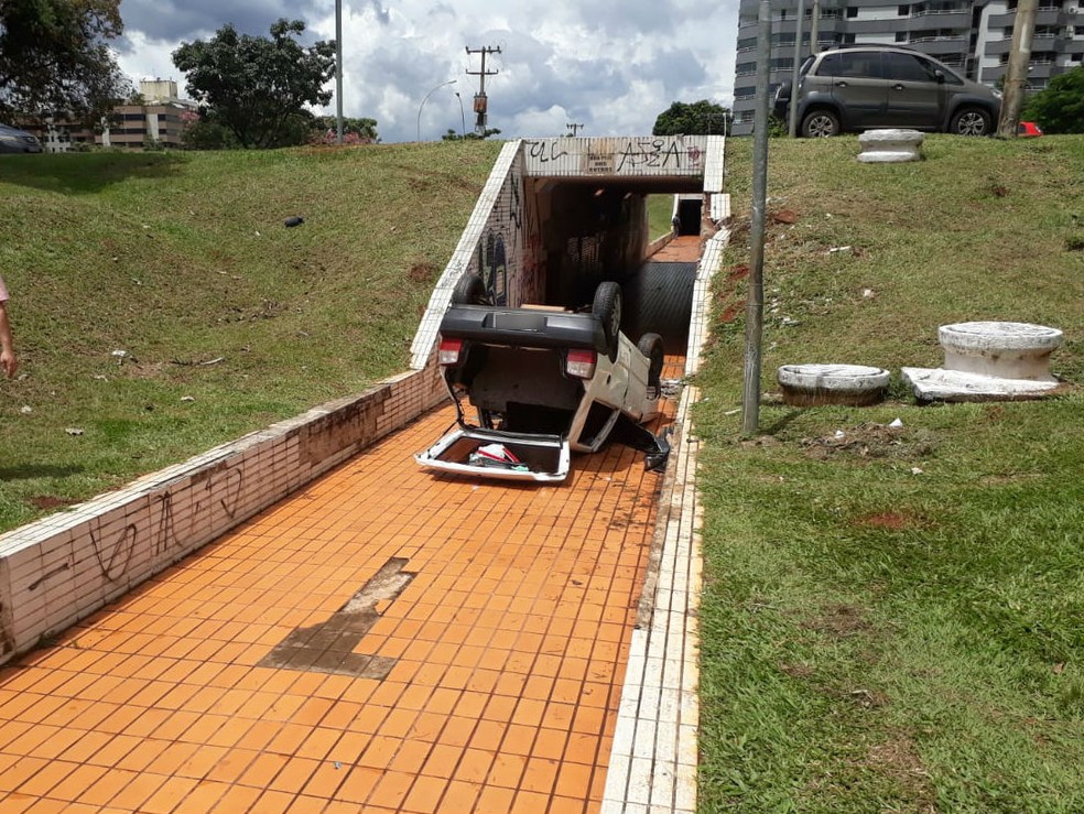 Carro capotou e caiu em passagem subterrênea na Asa Norte — Foto: PMDF/Divulgação