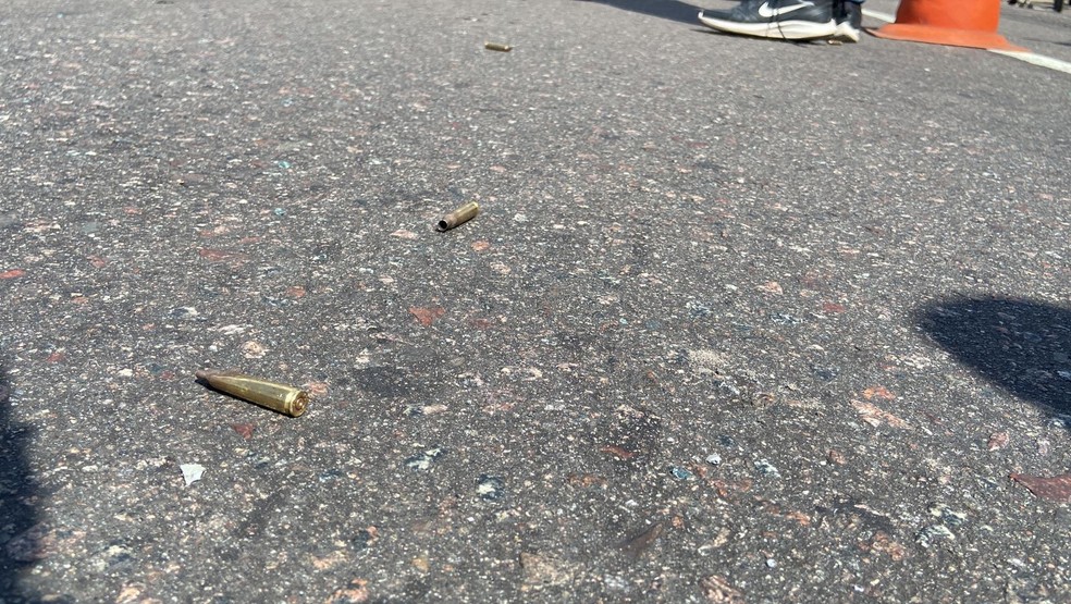 Cápsulas de fuzil ficaram espalhadas na Avenida André Araújo após ataque contra viatura. — Foto: Patrick Marques/g1 AM