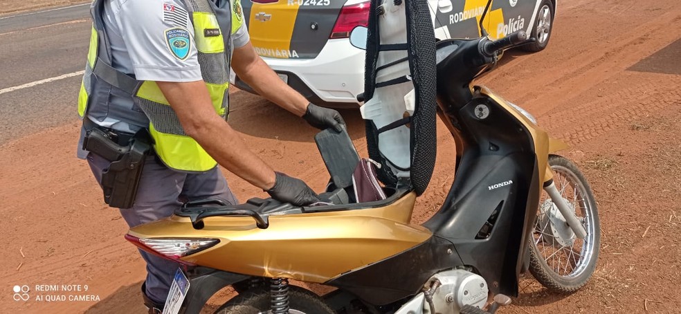 Homem foi preso com drogas em moto em Castilho — Foto: Divulgação/Polícia Rodoviária Estadual