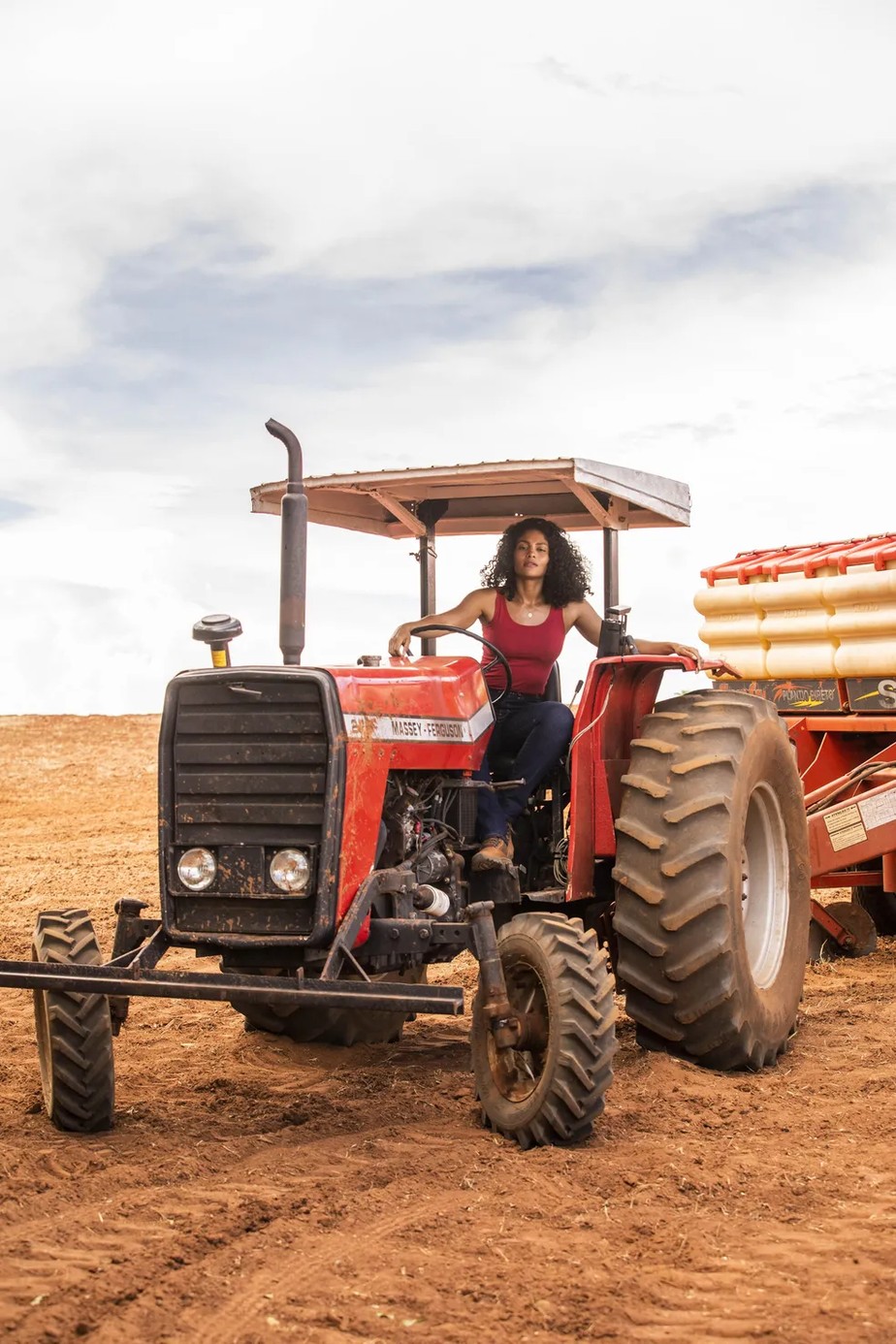 Aline (Bárbara Reis) vai aprender a plantar e a lidar com as máquinas agrícolas em Terra e Paixão