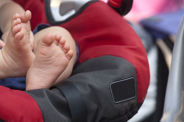 Bebê-conforto; cadeirinha; pés; bebê (Foto: Thinkstock)