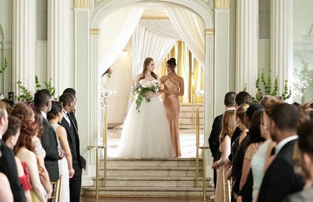 Dynasty: o look do casamento de Fallon Carrington  (Foto: Divulgação)