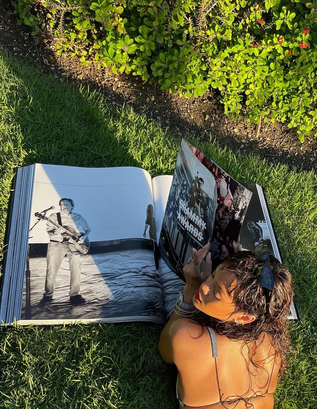 Rihanna com o livro comprado por Bruna Marquezine (Foto: Reprodução/Instagram)