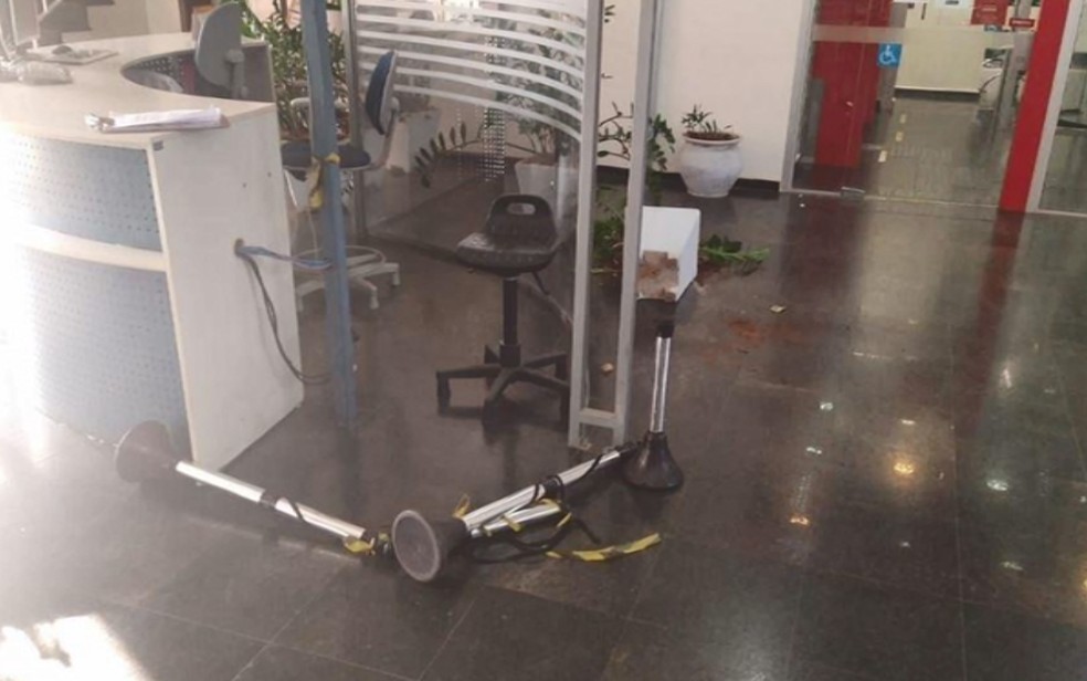 O homem quebrou objetos na entrada da prefeitura de Araraquara — Foto: A CidadeON/ Araraquara