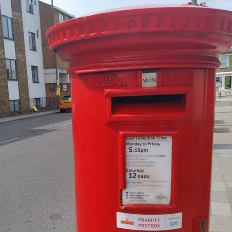Correios britânicos instalaram caixas de correio prioritárias para o envio de amostras de voluntários e testes da Covid-19 — Foto: Richard Fisher/ BBC