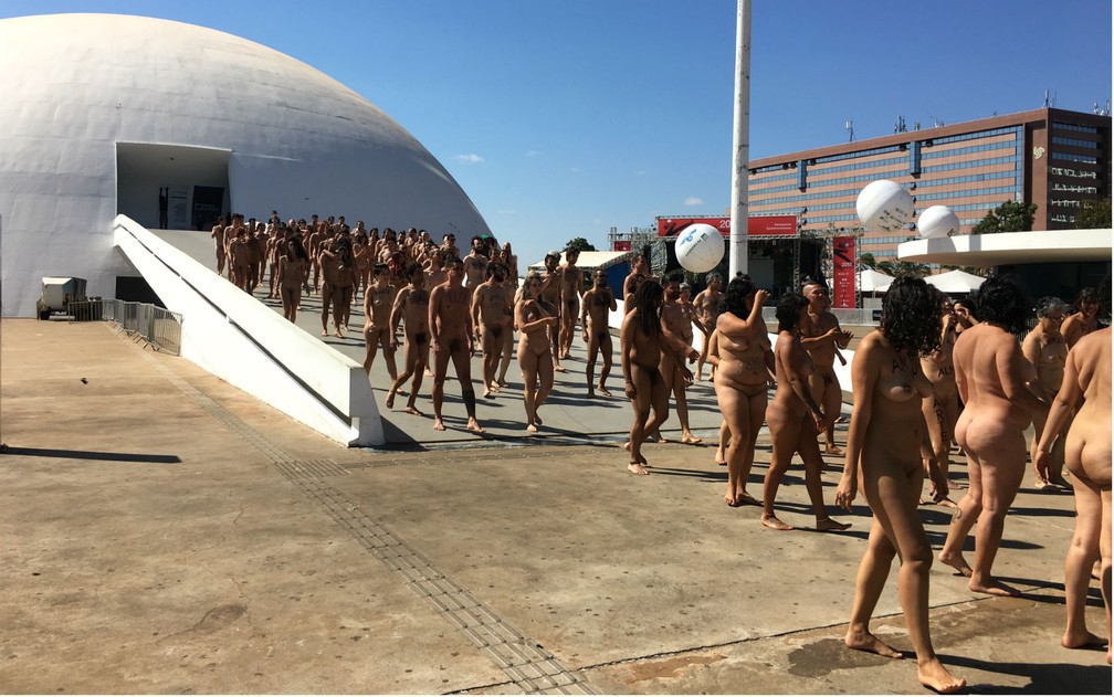 Homens e mulheres descem rampa de Museu Nacional da República em Brasília para participar de 