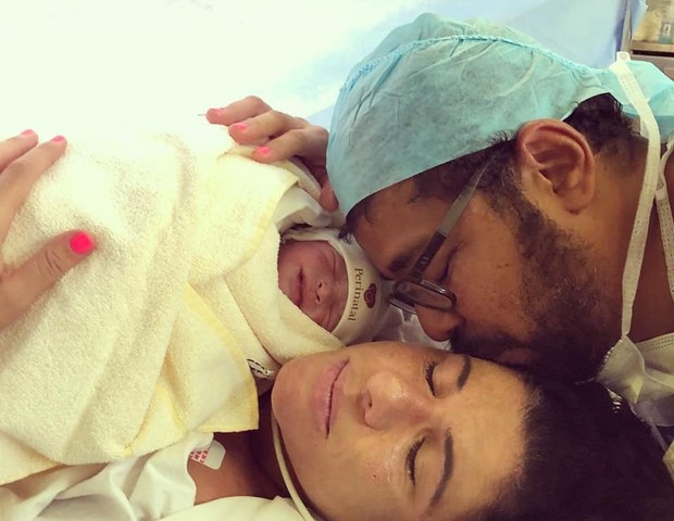 A clássica foto do parto: Déborah e Tunico da Vila celebram a vida de Madalena (Foto: Reprodução Instagram)