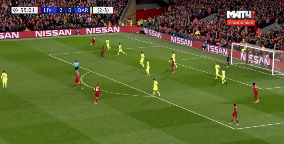 Terceiro gol do Liverpool. Observe quantos jogadores estÃ£o na Ã¡rea. â Foto: Leonardo Miranda