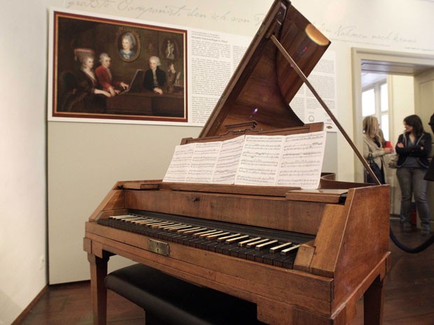 Piano faz parta de exposição permanente na casa da família de Mozart, em Salzburgo (Foto: Reuters)