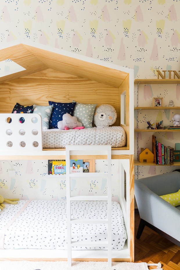 Cama casinha, madeira e papel de parede decoram quarto dos filhos de Miá Mello (Foto: Nicolas Bouriette/Divulgação)