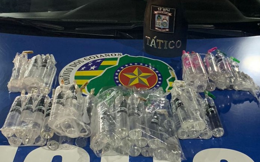 PM apreende 52 frascos de lança-perfume com 'Barbie do Tráfico' — Foto: Reprodução/Polícia Militar