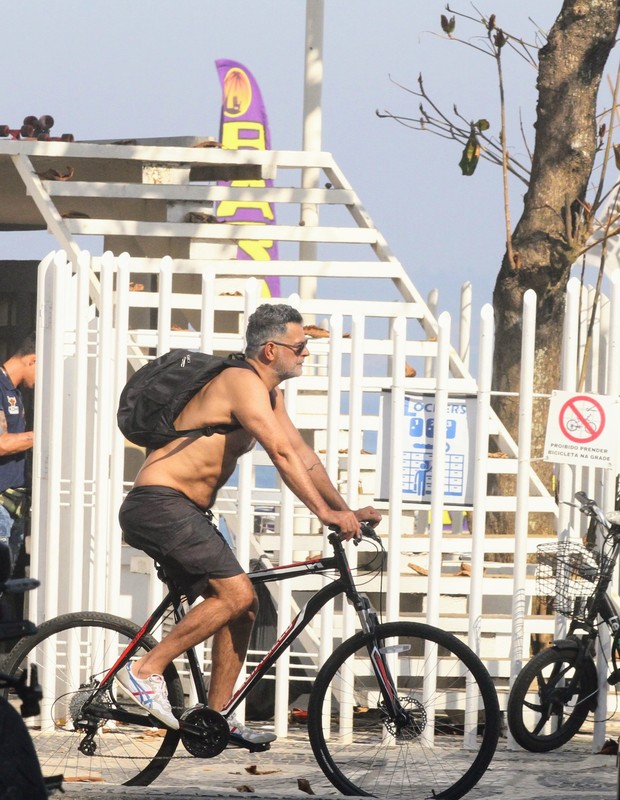 Eduardo Moscovis pedala na orla carioca (Foto: Daniel Delmiro/AgNews)