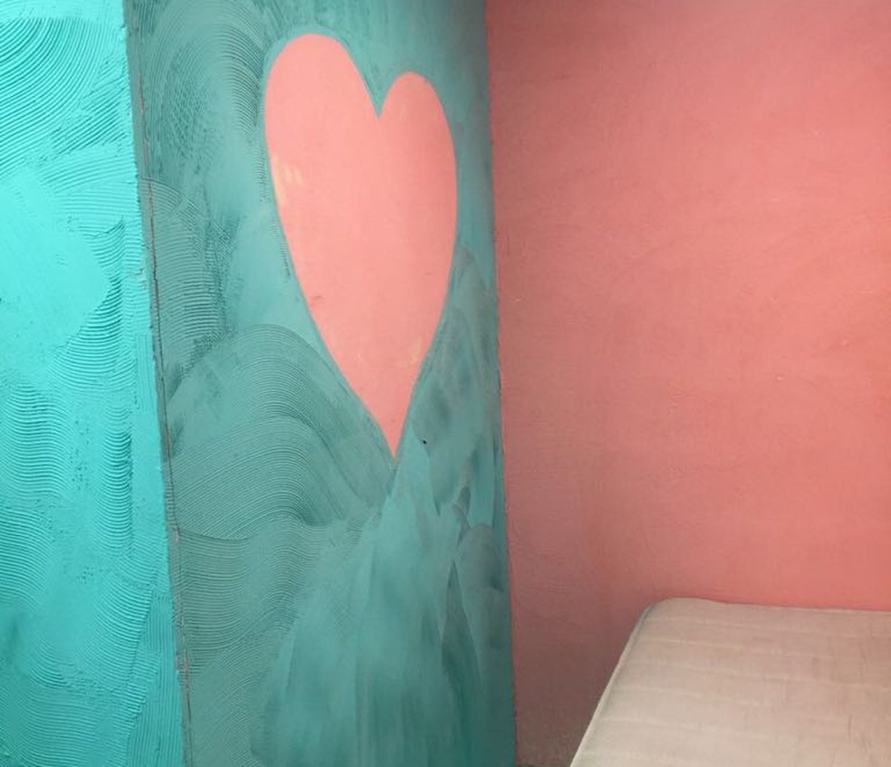 Suíte para visitas íntimas de presos tem parede decorada na cadeia de Benfica. (Foto: Divulgação)