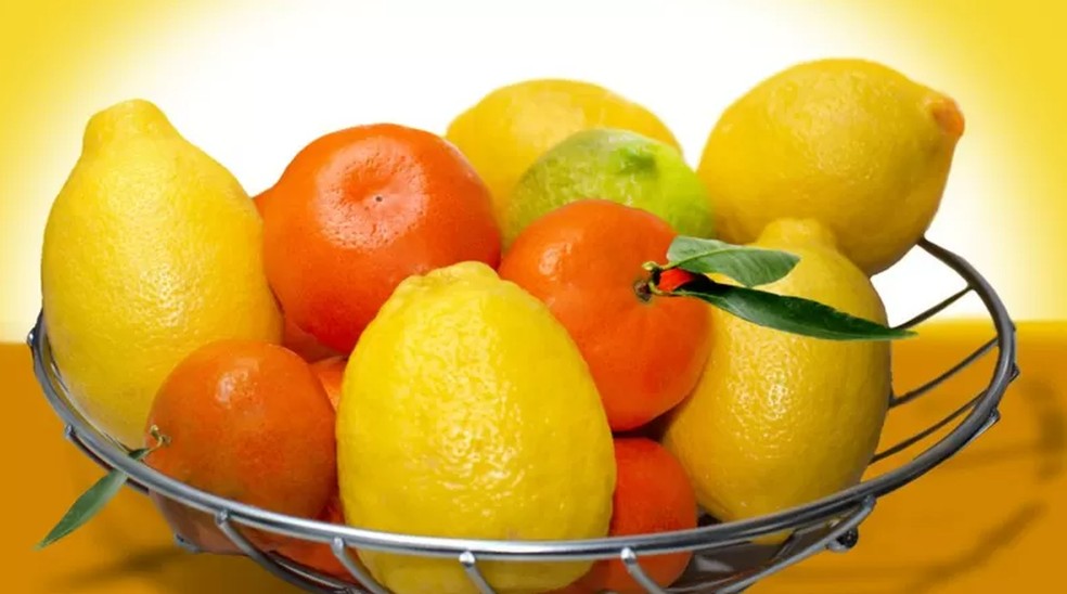 Frutas cítricas têm antioxidantes que ajudam a preservar a pele. — Foto: Getty Images via BBC