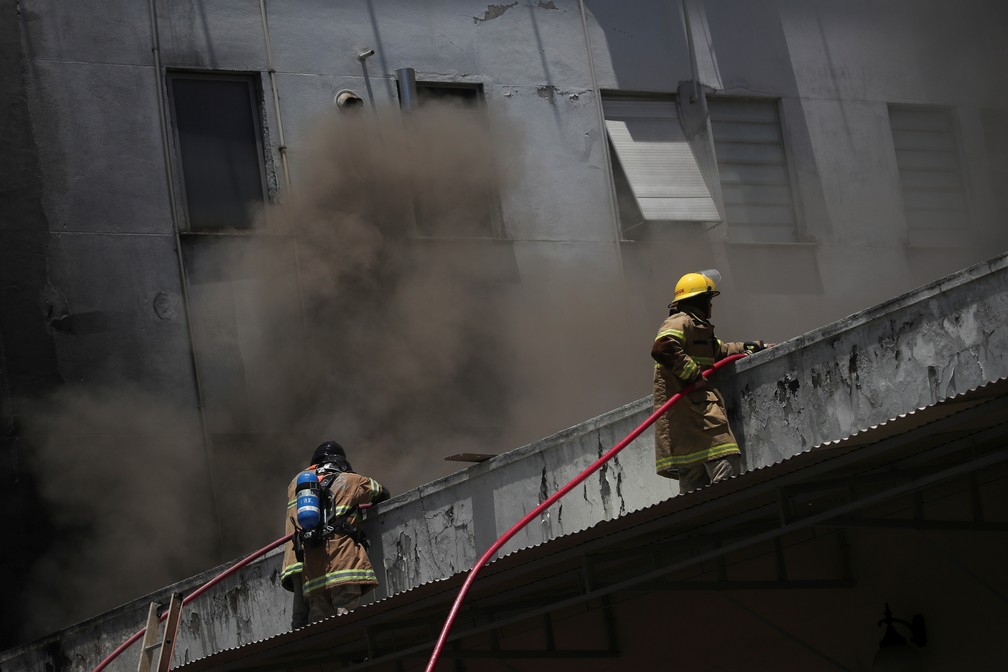 Incêndio atinge Hospital Federal de Bonsucesso, na Zona Norte do Rio de Janeiro (RJ), nesta terça-feira (27) — Foto: Ricardo Moraes/Reuters