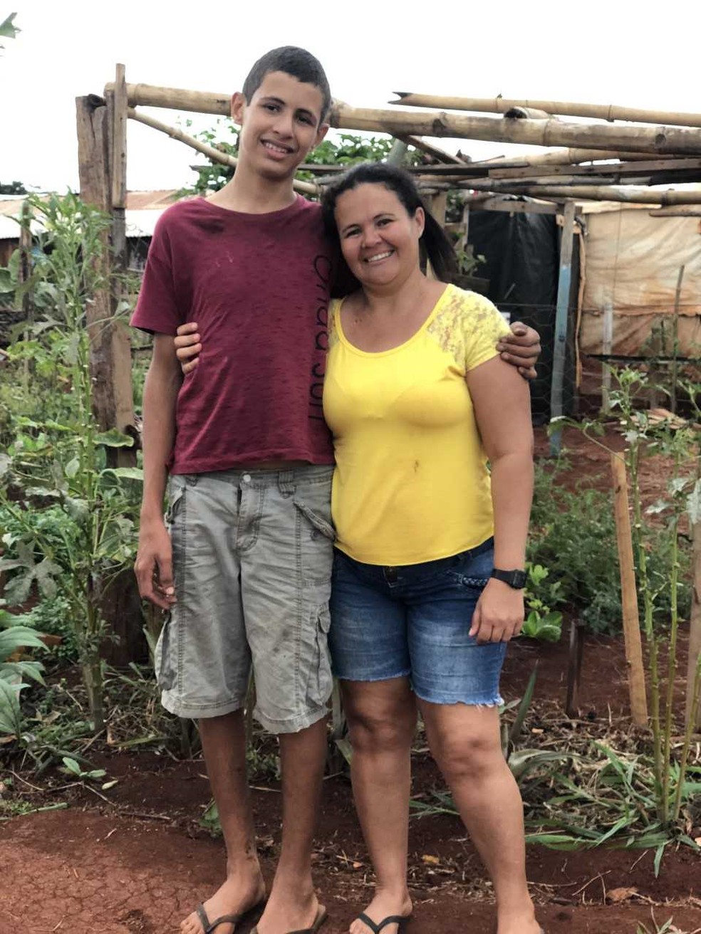 Rogério e sua mãe no assentamento Jatobá, em Sidrolândia (MS). — Foto: Diego Pavei